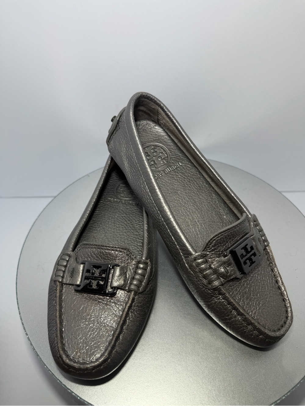 Tory Burch Pewter Leather Logo Bit Loafers size 5.5 Exellent condition - Picture 3 of 10